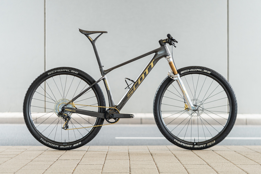 El carbono RAW nunca pasa de moda, combinado con los tonos dorados y plateados crea una estampa elegante.