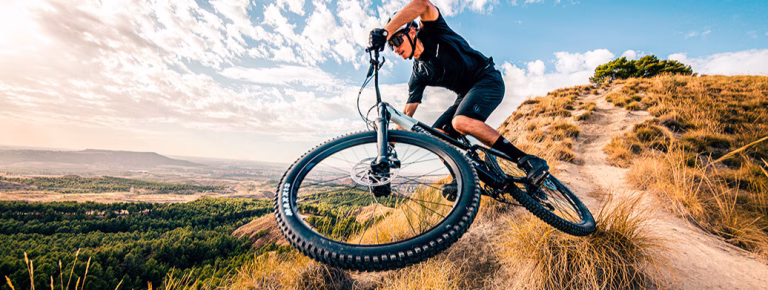 Domina los Descensos en MTB: Guía completa para una técnica de bajada segura y eficaz. 5 puntos clave para mejorar en las bajadas