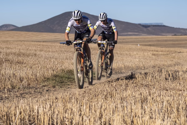 Wilier-Vittoria se impone en un sprint final en la etapa 3 de la Cape Epic 2025 y la general se aprieta
