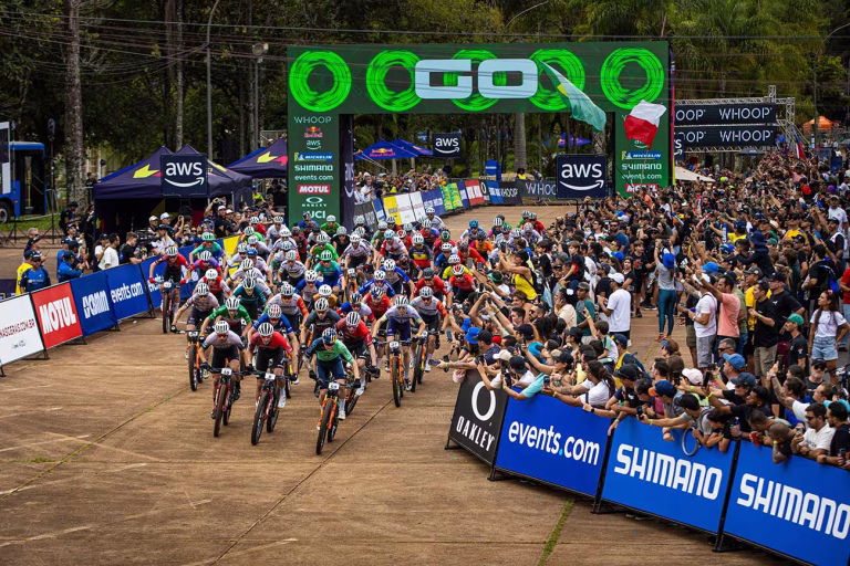 Chris Blevins lidera un triplete histórico de Specialized en Araxá