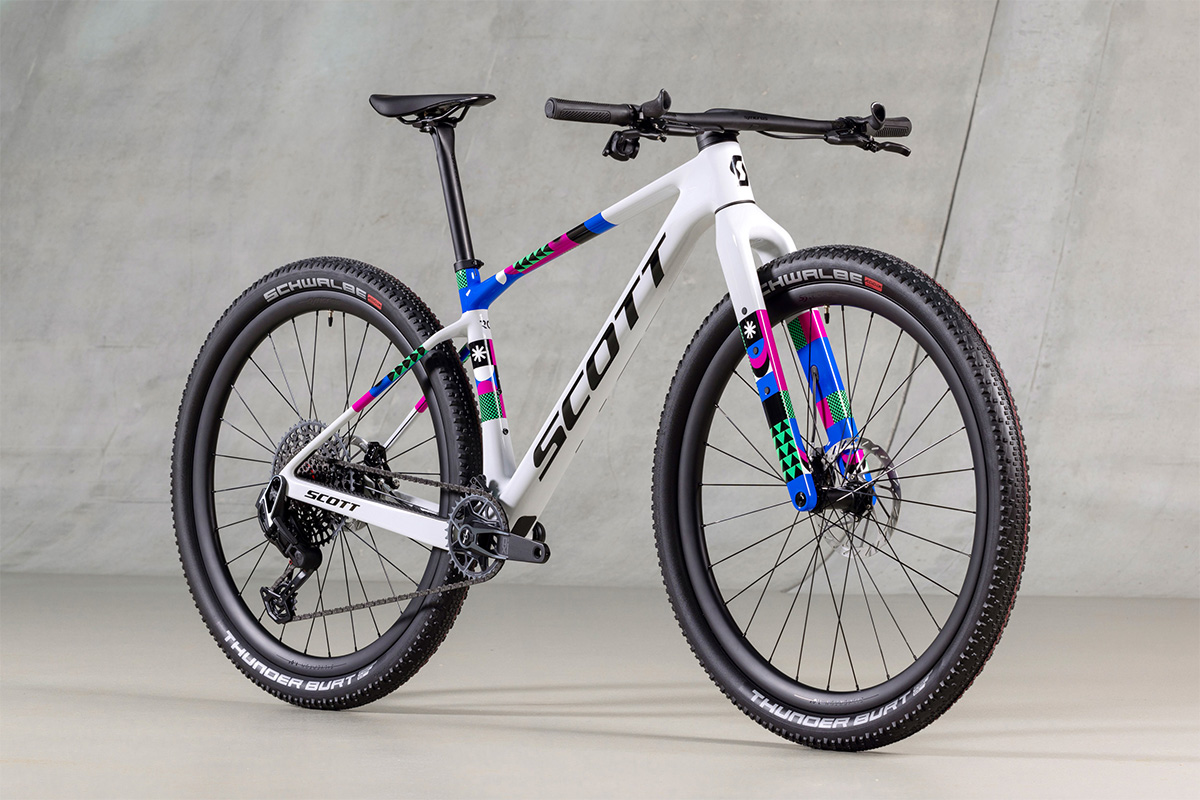 Horquillas rígidas: Comunes en bicicletas de gravel, ciclocross y algunas de XC. Ofrecen ligereza y simplicidad, pero sacrifican la capacidad de absorción de impactos. Són hàbituales en montajes de XC orientadas a las pistas (Marcas como Scott o Orbea han sacado sus propios modelos de rígidas - Scale i Alma respectivamente - con horquillas rígidas, aproximando las bicicletas a modelos de gravel)