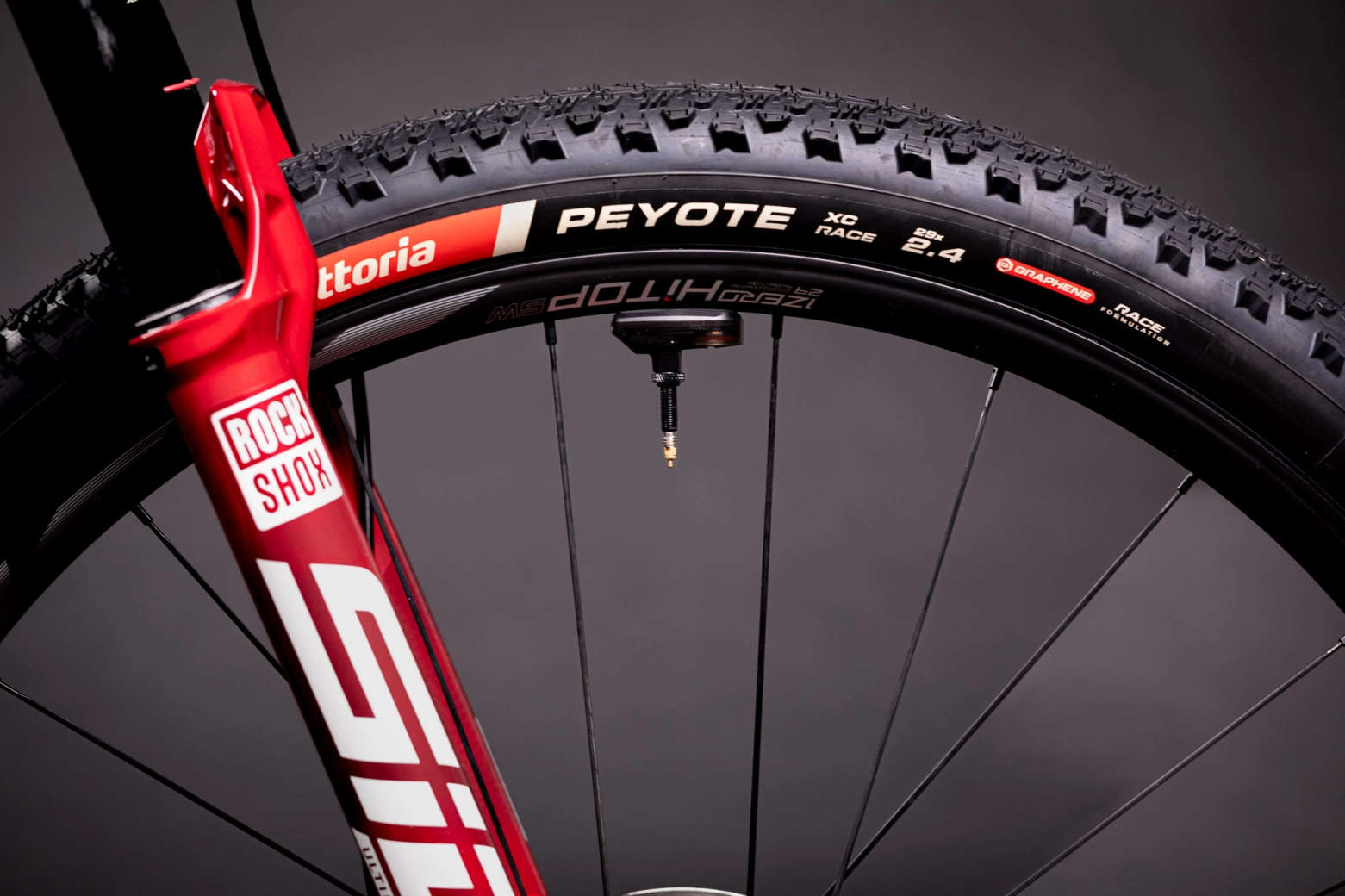 Ruedas Zipp 1 Zero Moto Hitop SW y neumáticos Vittoria Peyote Race de la Rockrider Race 940 S Pro Team